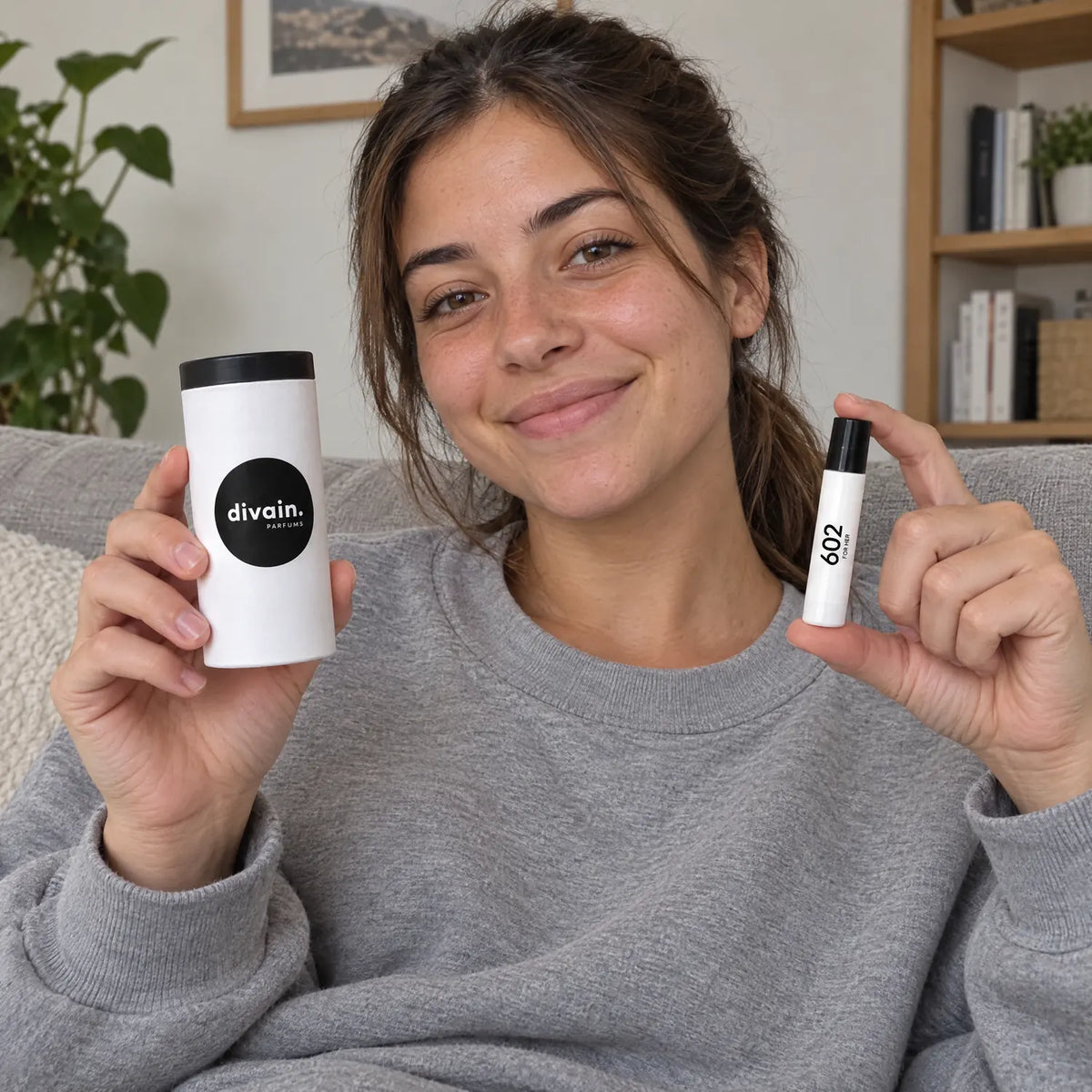 Mujer joven con el estuche de divain. 602 y un perfume de 10 ml