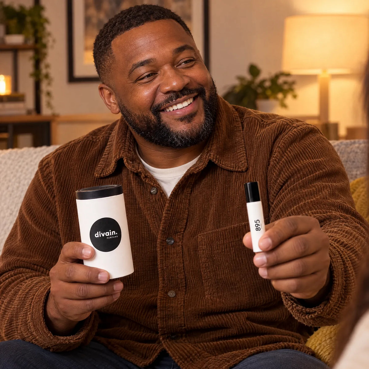 Hombre compartiendo su perfume unisex divain. 895 en casa