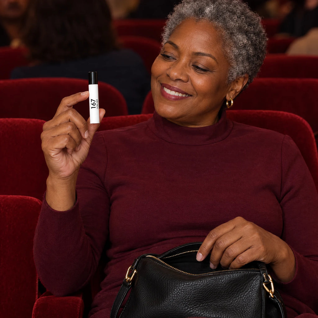 Mujer sacando divain. 167 de 10 ml del bolso en el teatro