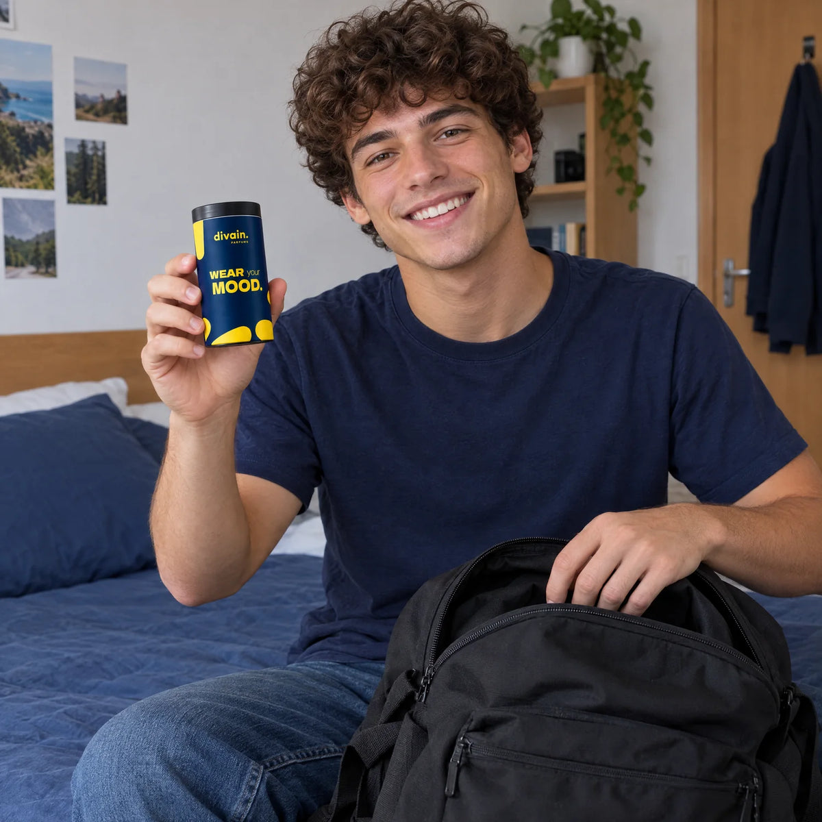 Chico joven preparando la mochila con el estuche divain.