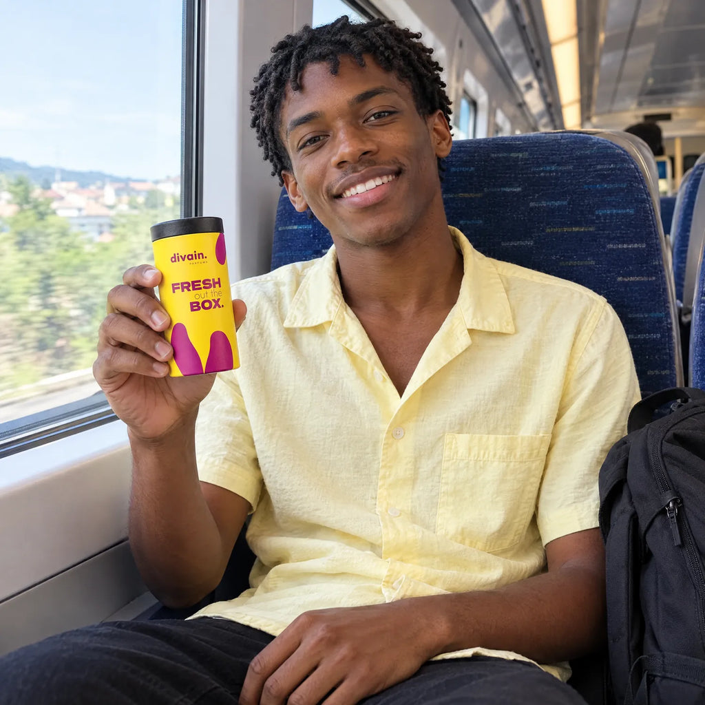 Chico joven de viaje en tren con el estuche divain.