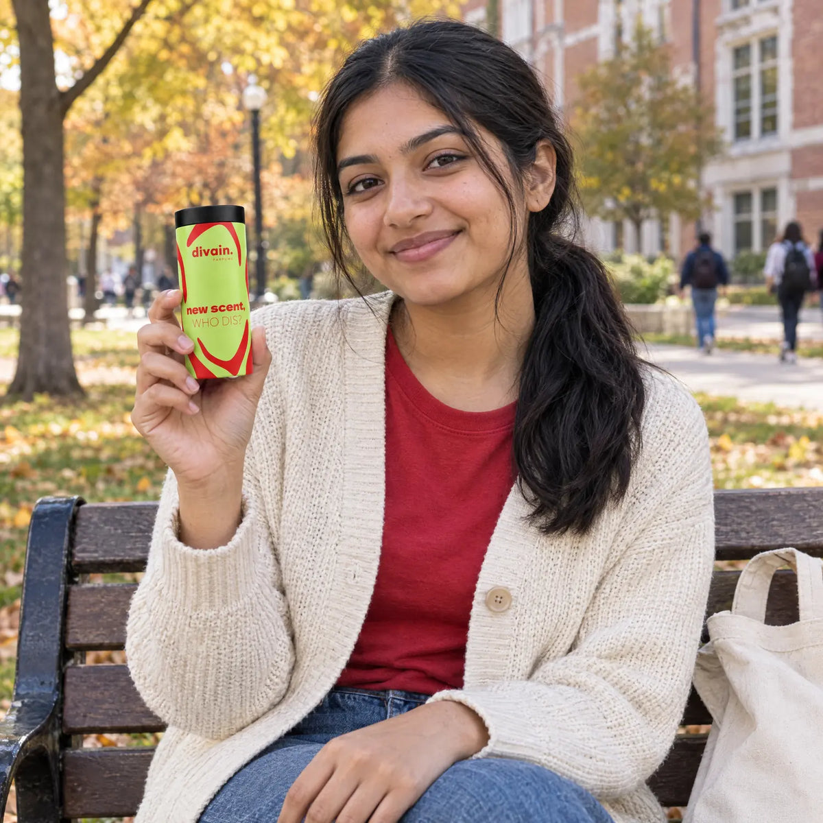Chica joven en el campus con el estuche divain.