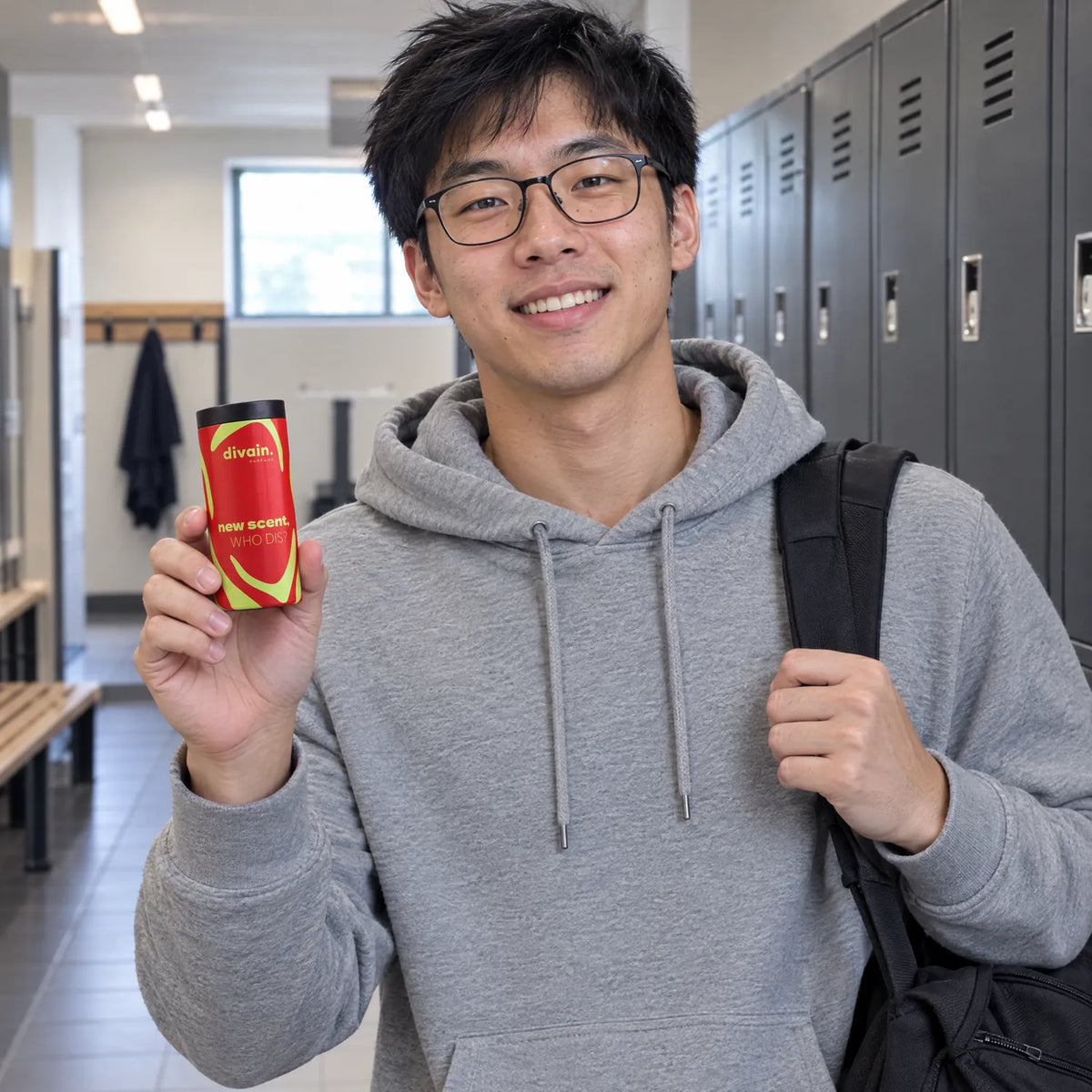 Chico joven en el gimnasio con el estuche divain.
