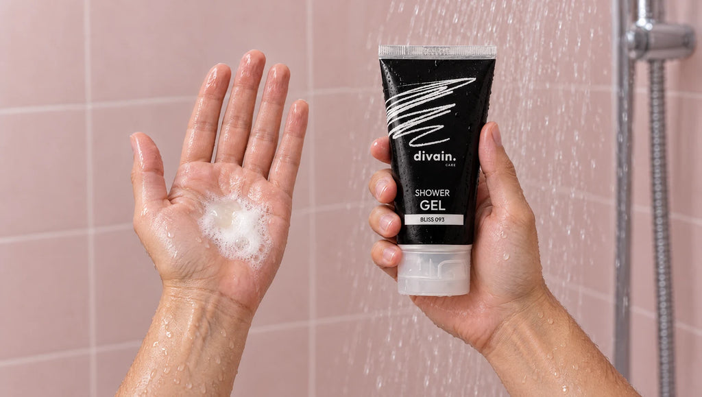 Cómo usar el Shower Gel divain.093: forma espuma en la palma bajo la ducha