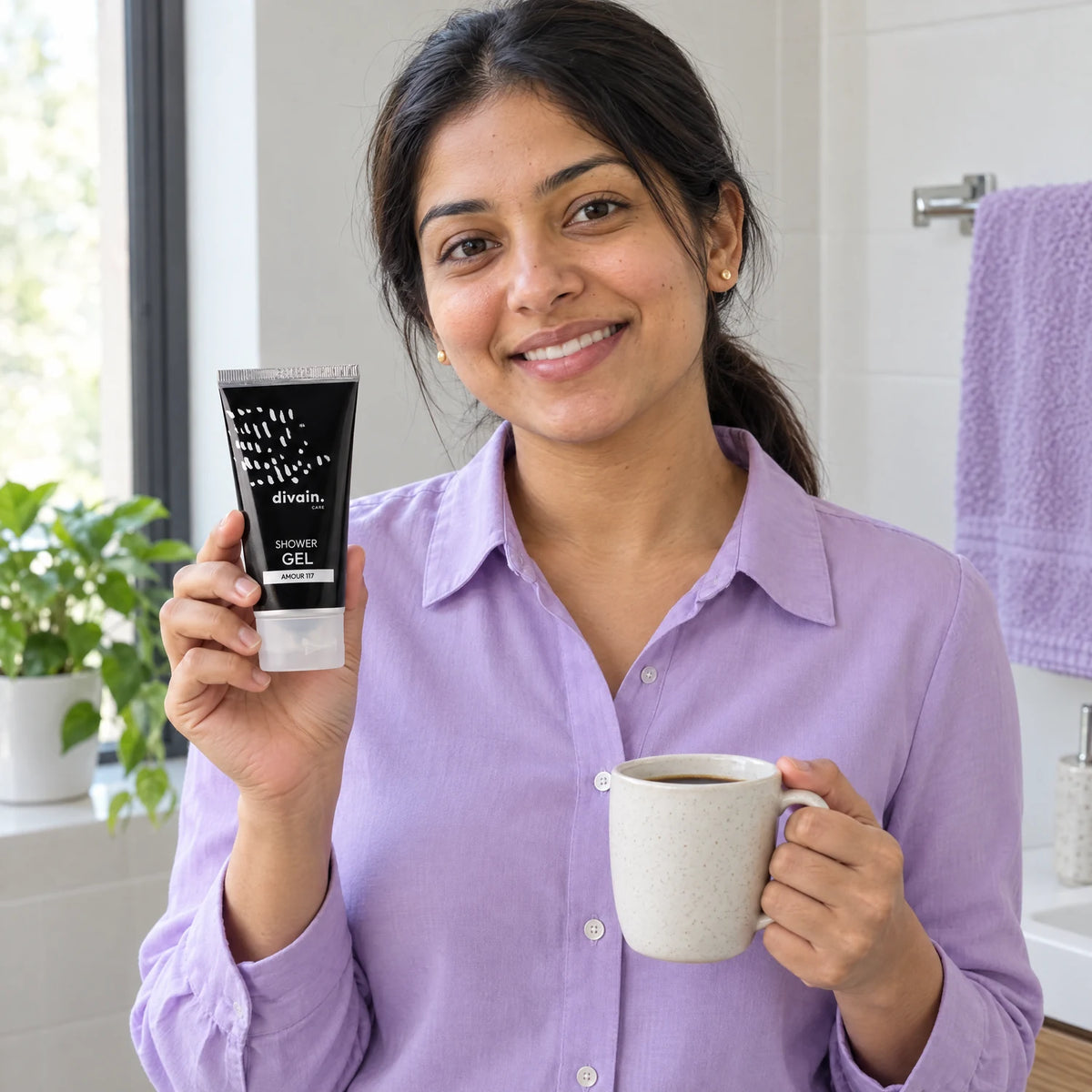 Mujer con el Shower Gel divain.117 antes de ir a la oficina