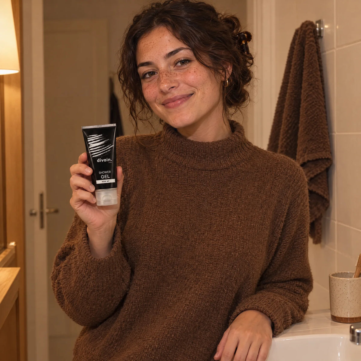 Mujer joven con el Shower Gel divain.167 antes de salir por la noche