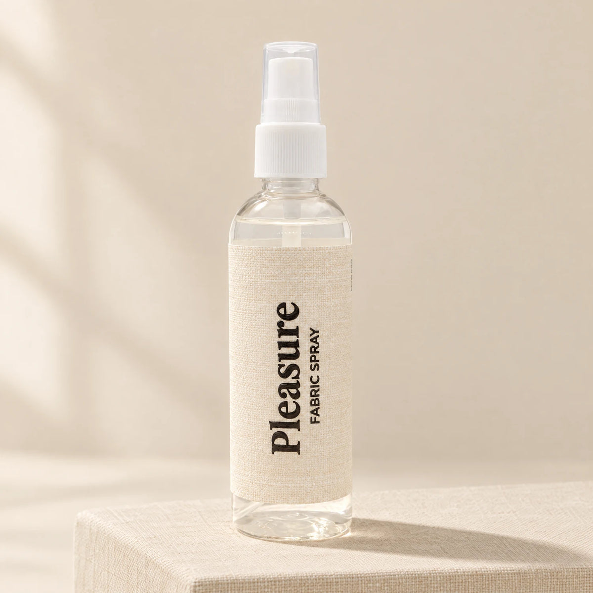 Fragancia textil Pleasure de divain. sobre fondo crema