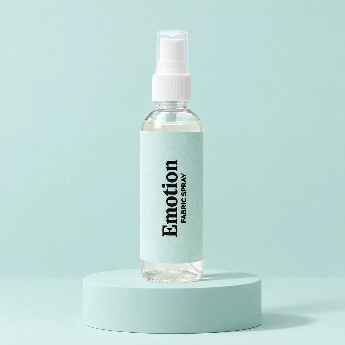 Fragancia textil Emotion de divain. sobre fondo verde agua