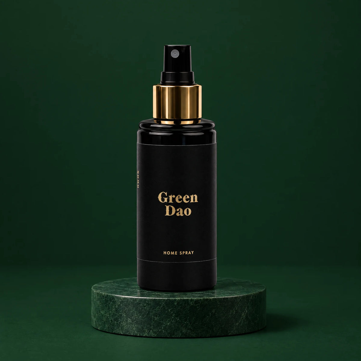 Ambientador en spray Green Dao de divain. sobre pedestal de piedra verde