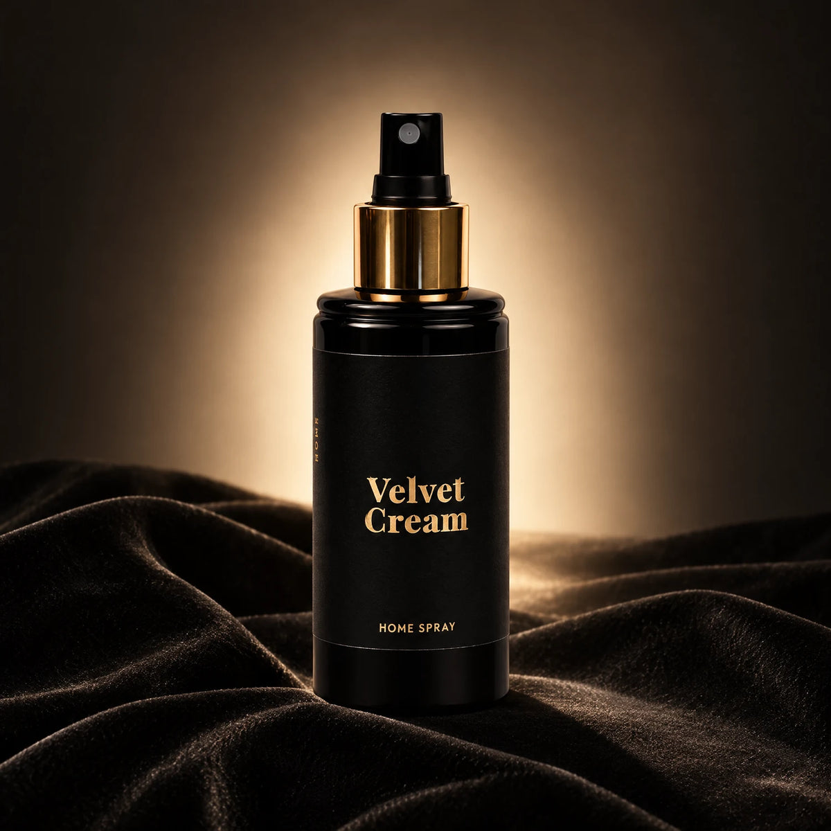 Ambientador en spray Velvet Cream de divain. sobre terciopelo negro