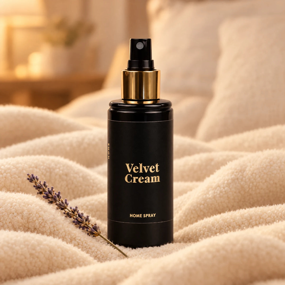 Velvet Cream sobre una manta suave color crema con lavanda