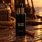Detalle de Caribic Pirates sobre cubierta de madera con canela