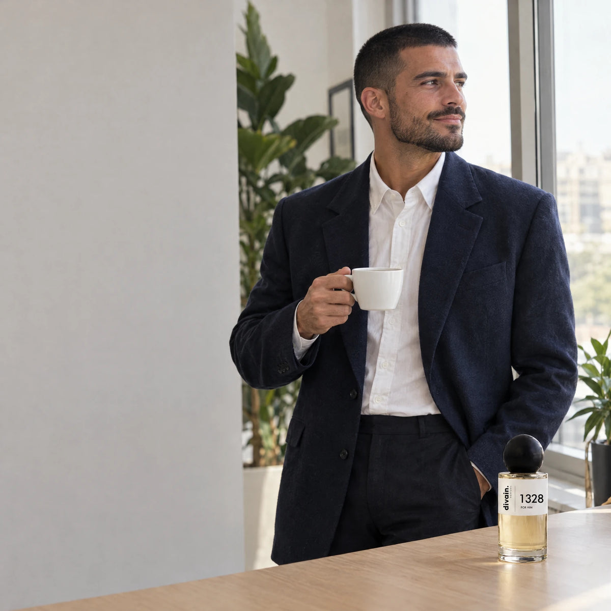 Hombre con café en la oficina y divain.1328