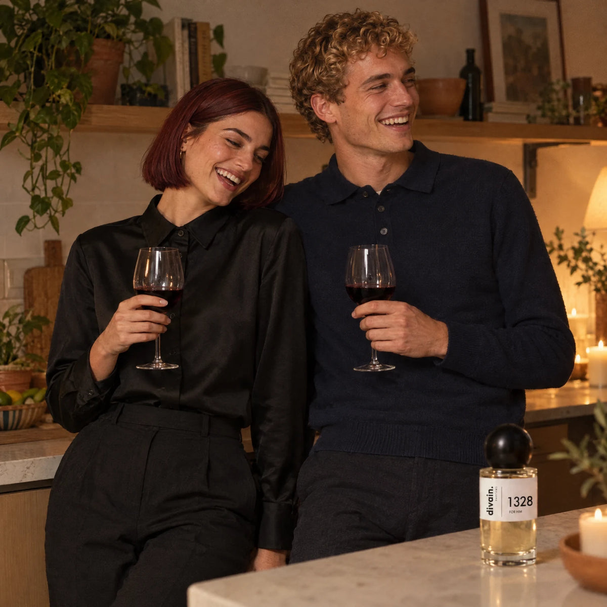 Pareja riendo con copas de vino en la cocina y divain. 1328