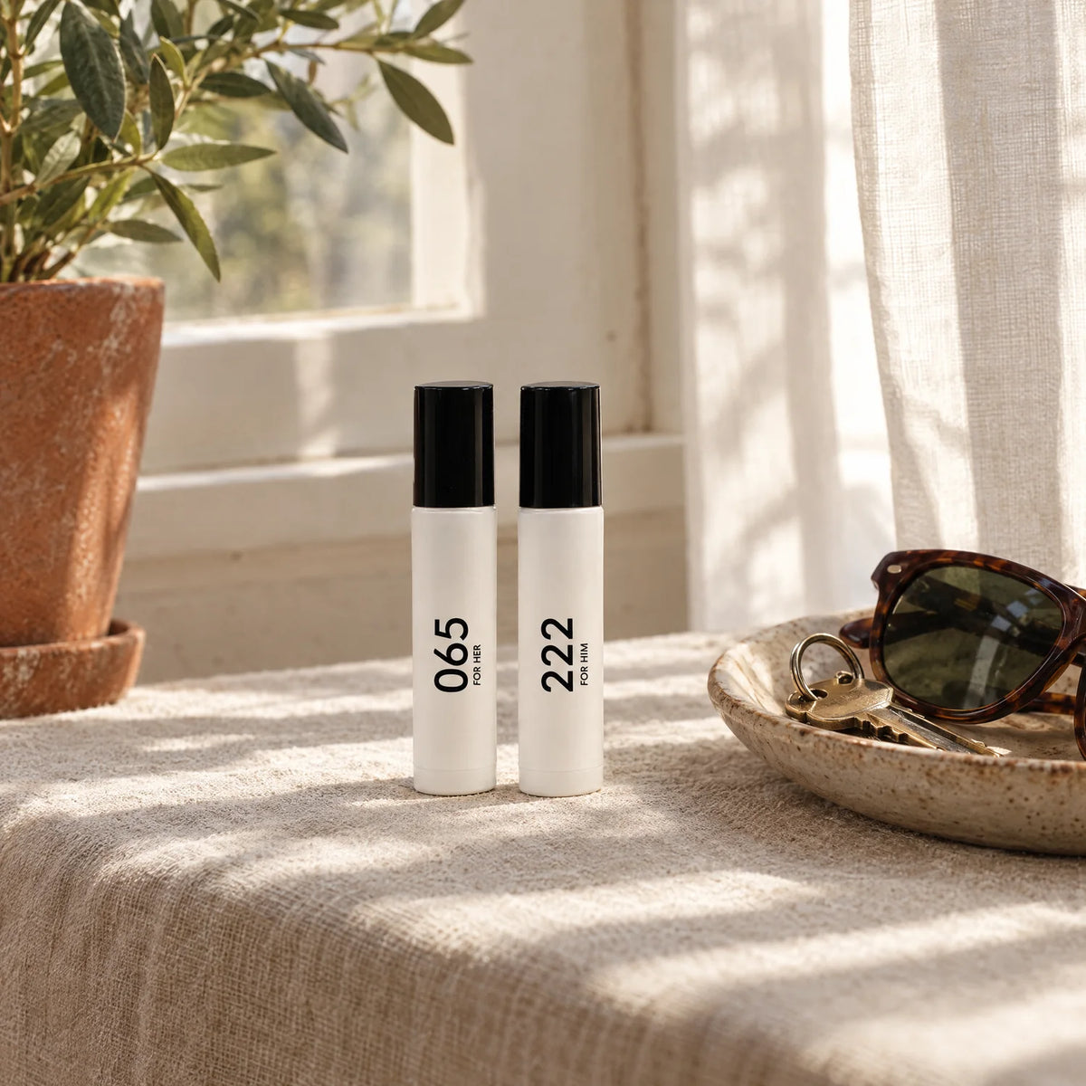 Minis divain. Scent to Go 065 FOR HER y 222 FOR HIM en una ventana