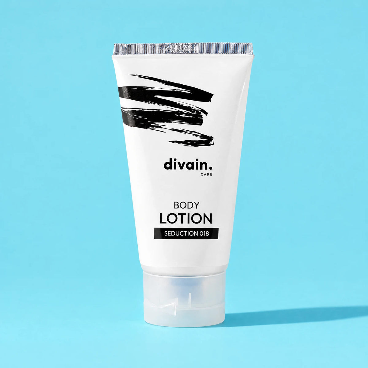 Body Lotion divain.018 Seduction sobre fondo azul agua