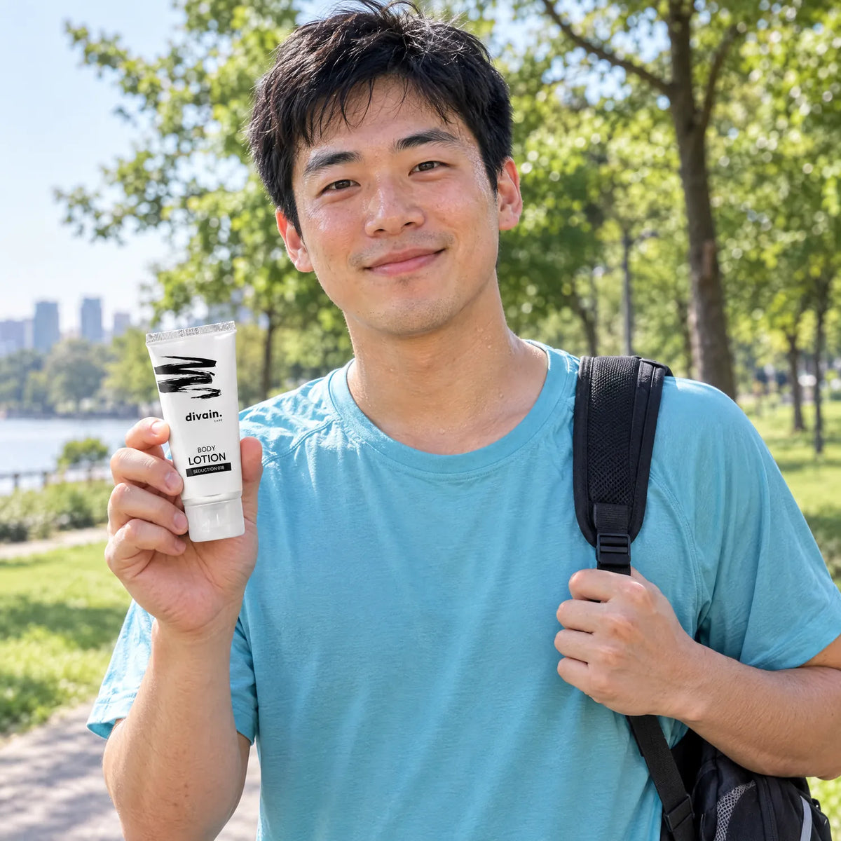 Hombre joven con la Body Lotion divain.018 después de correr
