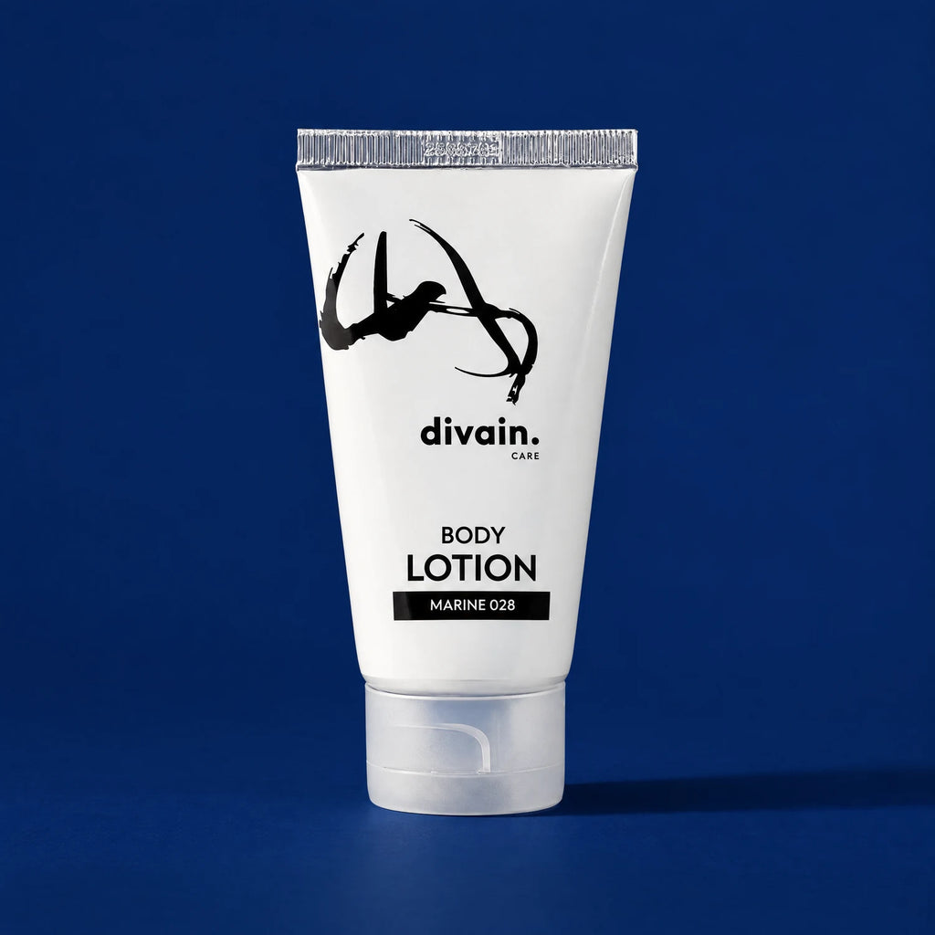 Body Lotion divain.028 Marine sobre fondo azul marino