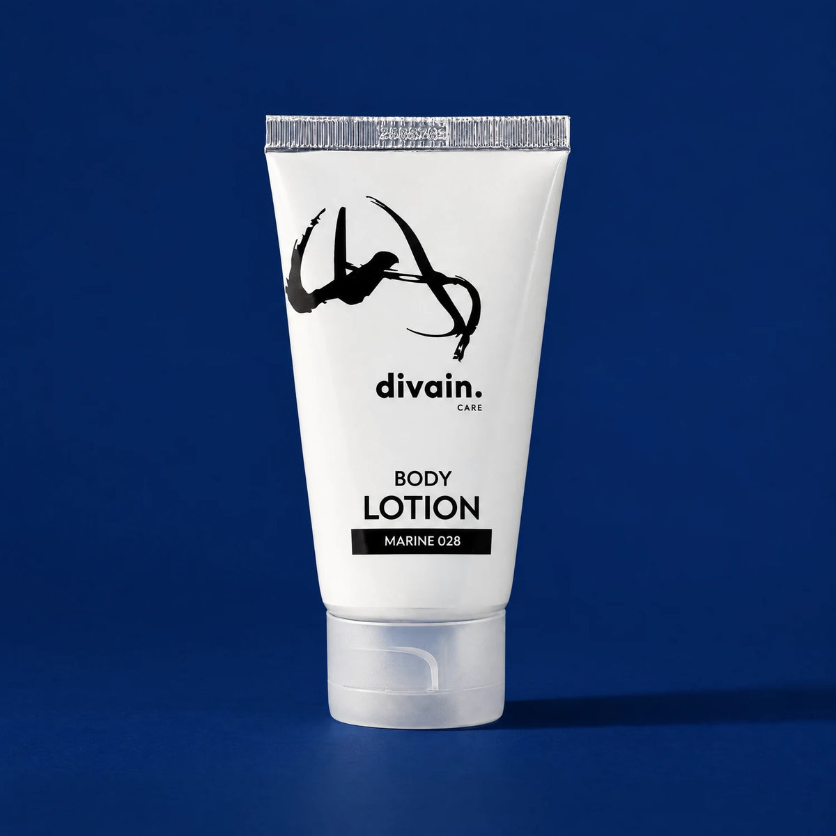 Body Lotion divain.028 Marine sobre fondo azul marino
