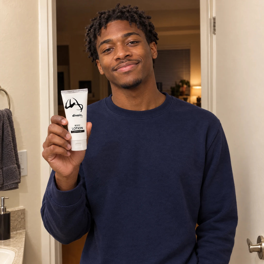 Hombre joven con la Body Lotion divain.028 antes de salir