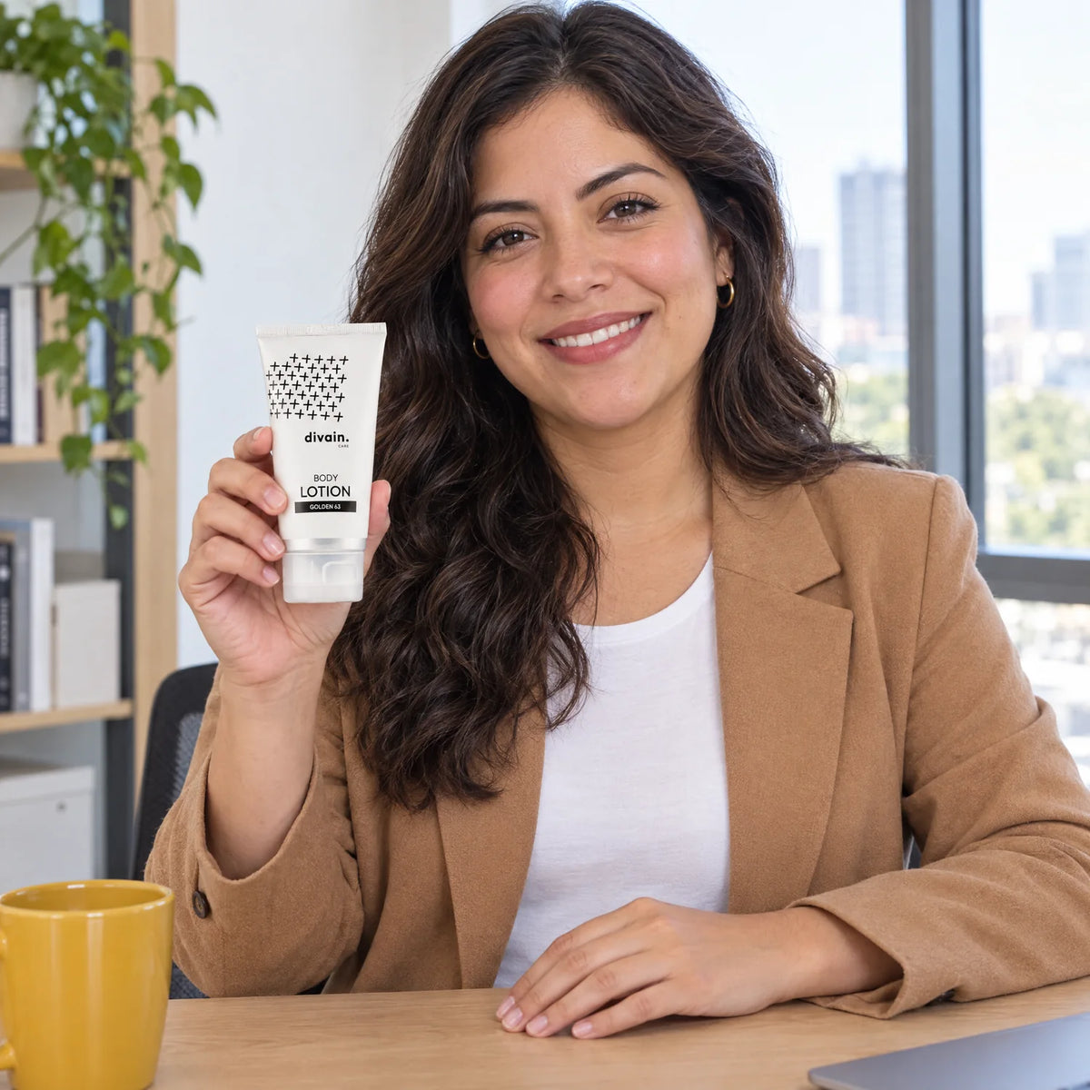 Mujer con la Body Lotion divain.063 en la oficina