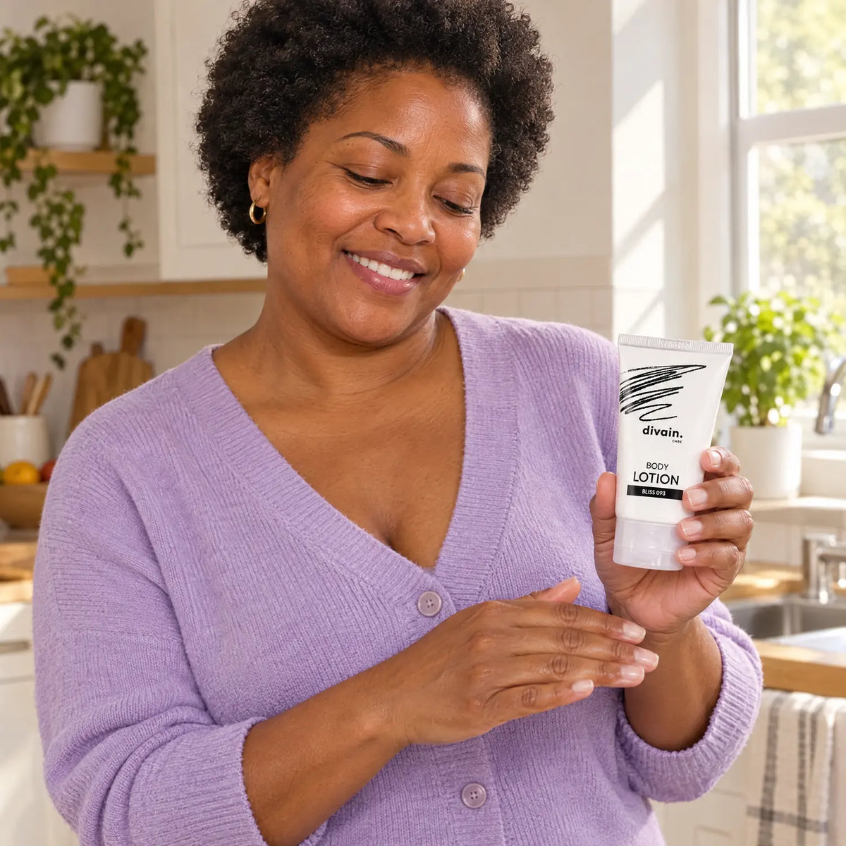 Mujer aplicándose la Body Lotion divain.093 en las manos en casa