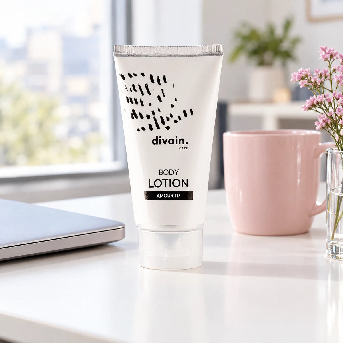 Body Lotion divain.117 en el escritorio de la oficina
