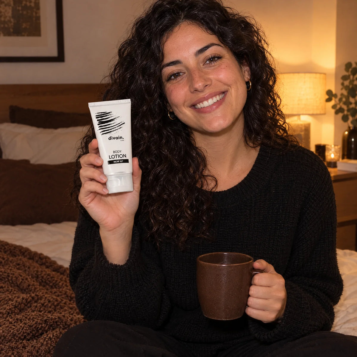 Mujer joven con la Body Lotion divain.167 en casa