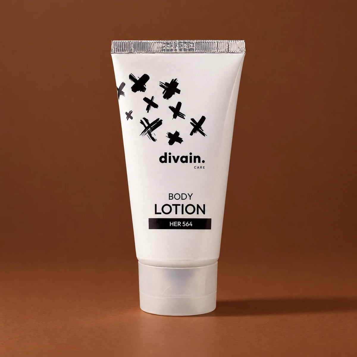Body Lotion divain.564 Her sobre fondo castaña