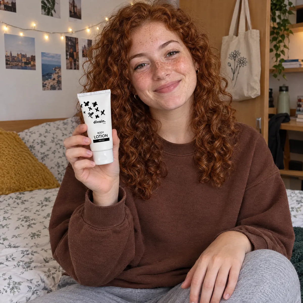 Chica joven con la Body Lotion divain.564 en su habitación