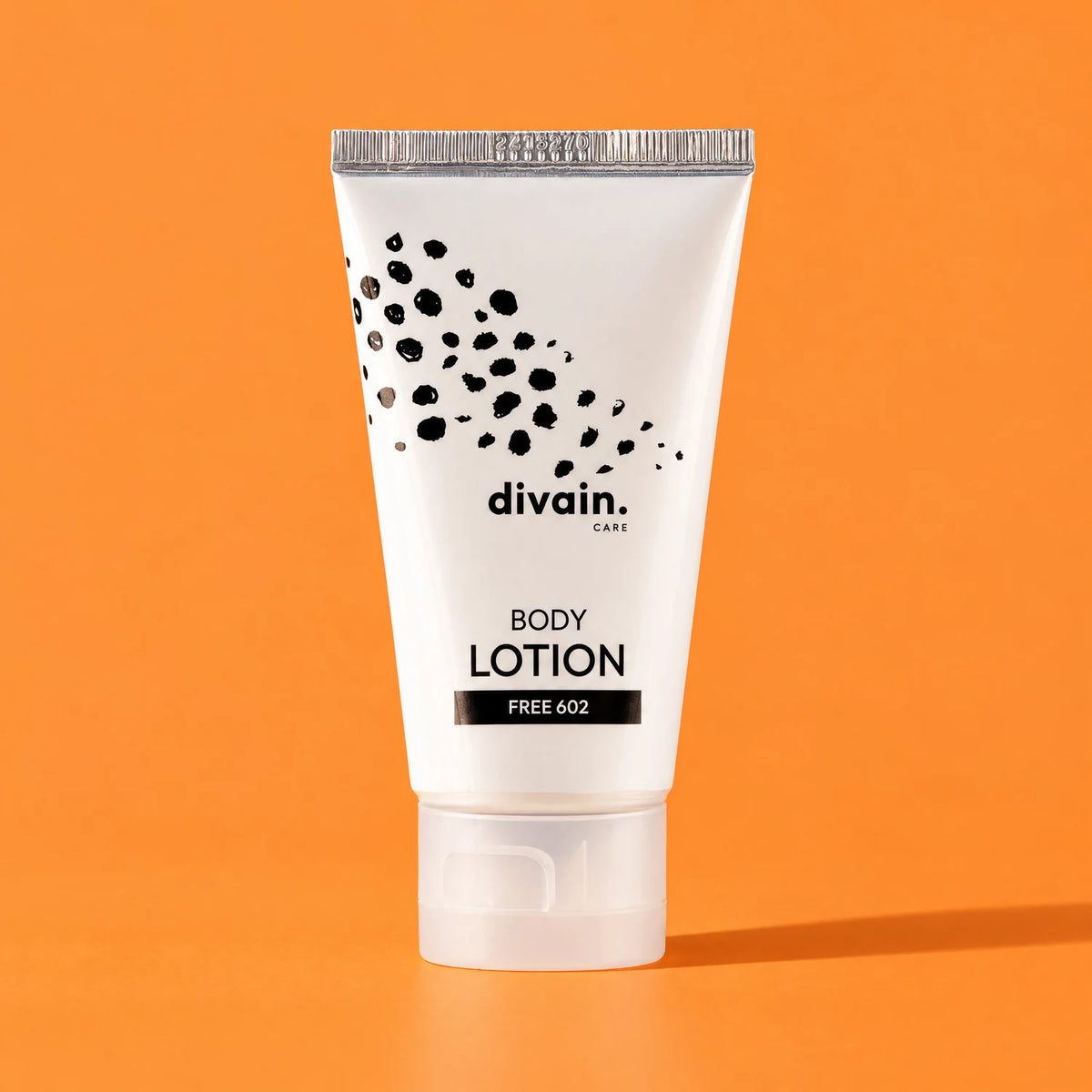 Body Lotion divain.602 Free sobre fondo mandarina