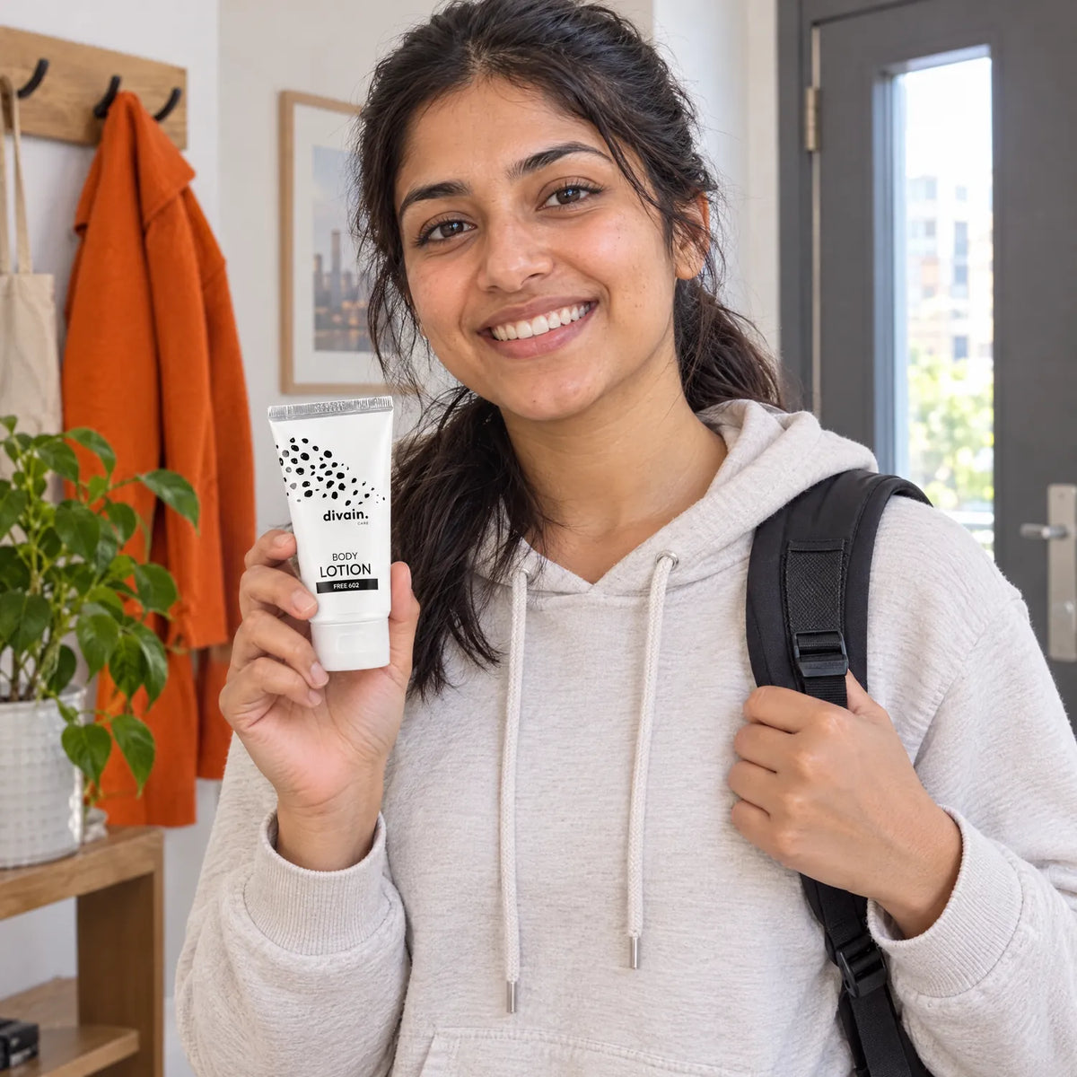 Mujer joven con la Body Lotion divain.602 antes de salir de casa