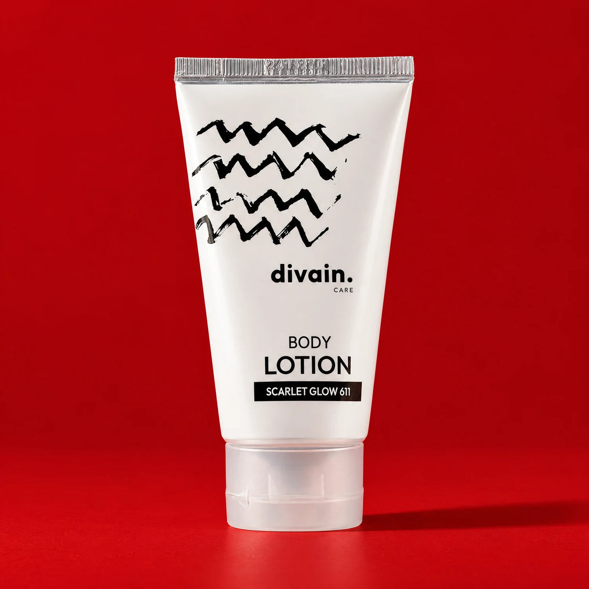 Body Lotion divain.611 Scarlet Glow sobre fondo rojo azafrán