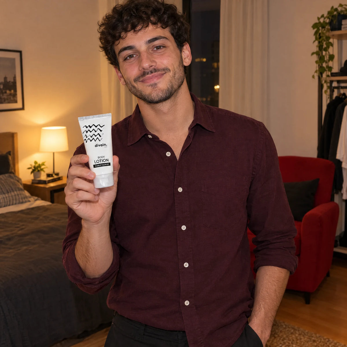 Hombre joven con la Body Lotion divain.611 antes de salir por la noche