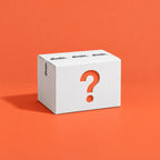 Mystery Box de divain.: caja sorpresa blanca con interrogante naranja