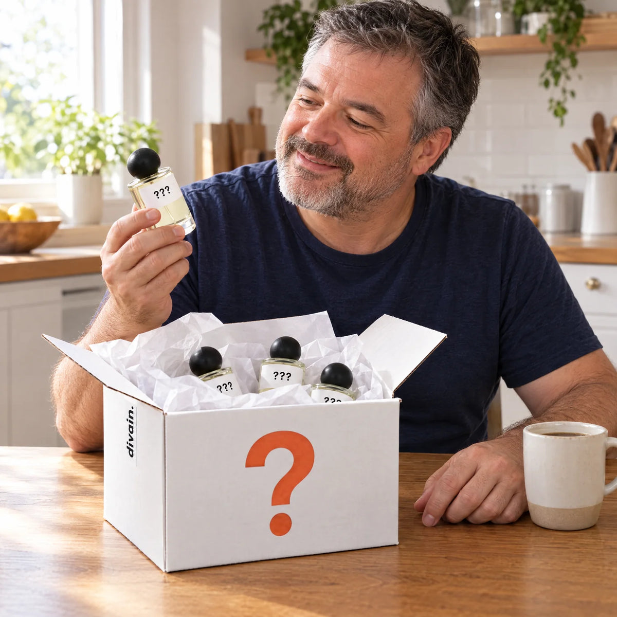 Hombre de 50 años descubriendo los perfumes de su Mystery Box edición Hombre