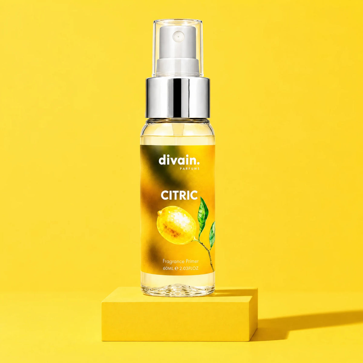 Citrus Fragrance Primer divain. sobre fondo amarillo limón