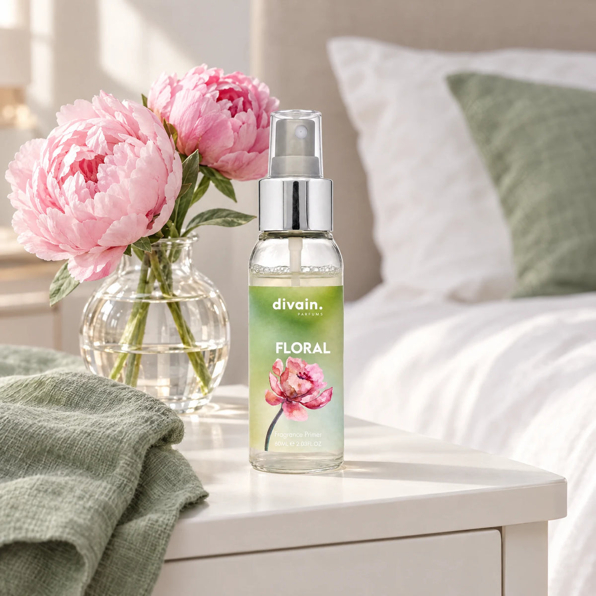 Floral Fragrance Primer divain. en la mesita de noche con peonías
