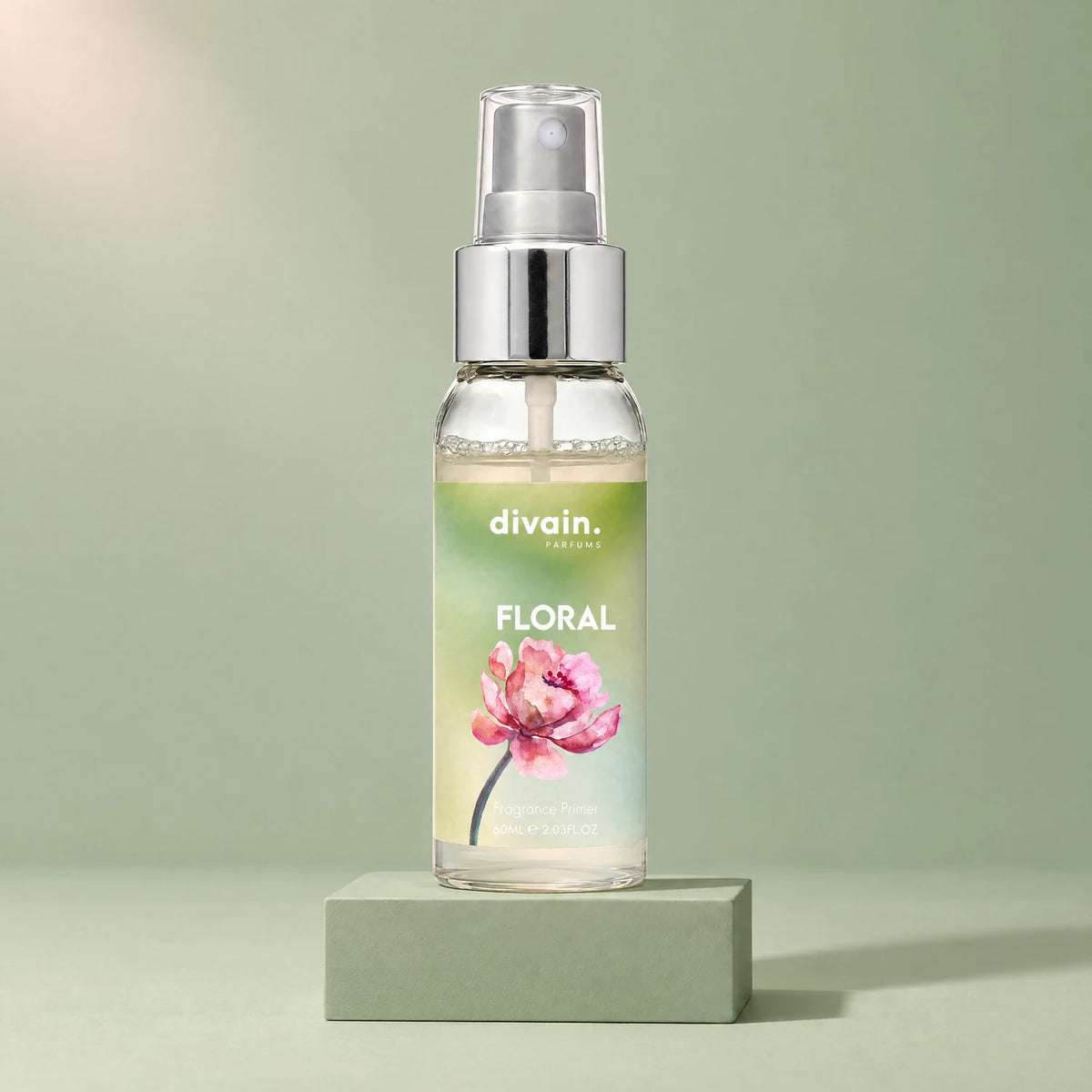 Floral Fragrance Primer divain. sobre fondo verde salvia