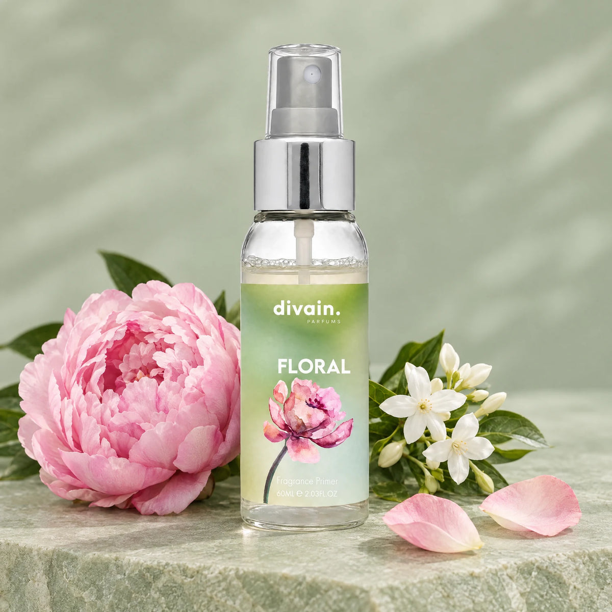 Primer floral divain. con peonía, jazmín y pétalos de rosa