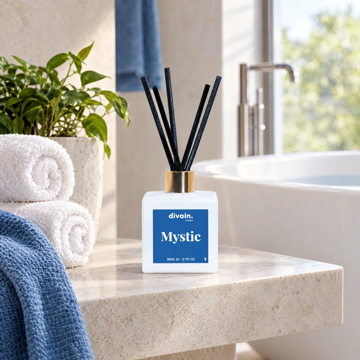 Mikado Mystic de divain. en un baño con bañera, ambiente spa