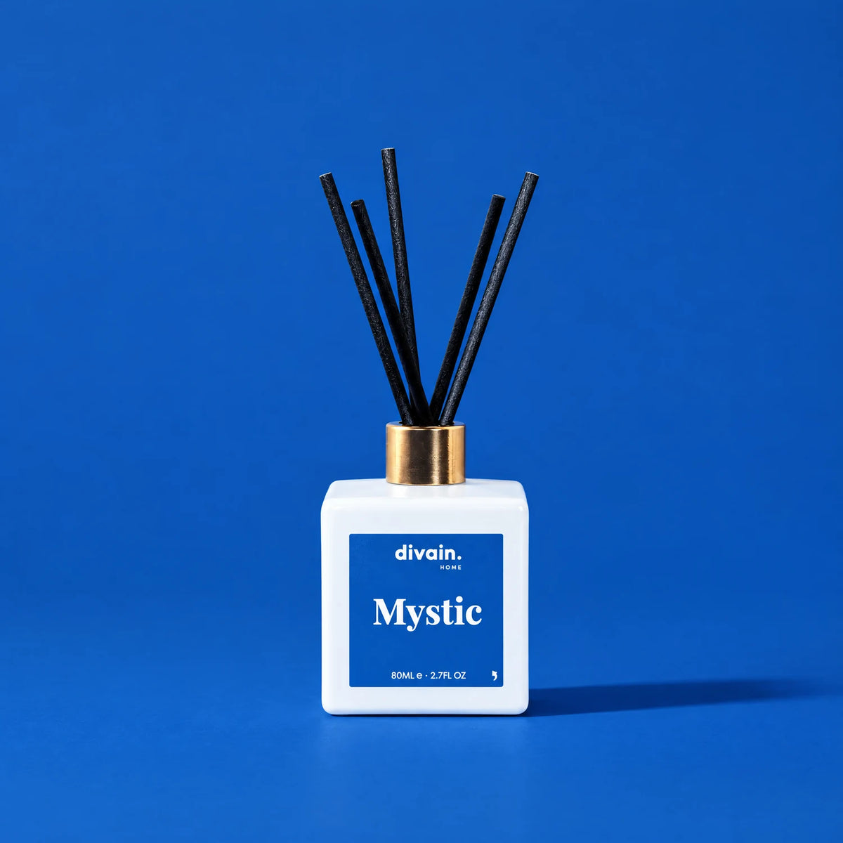 Ambientador mikado Mystic de divain. sobre fondo azul