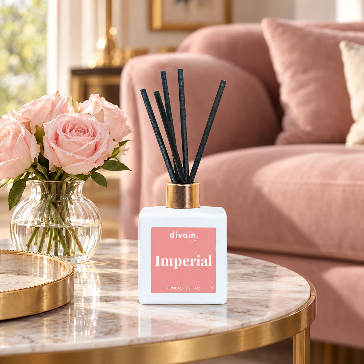 Mikado Imperial de divain. en una mesa de mármol del salón