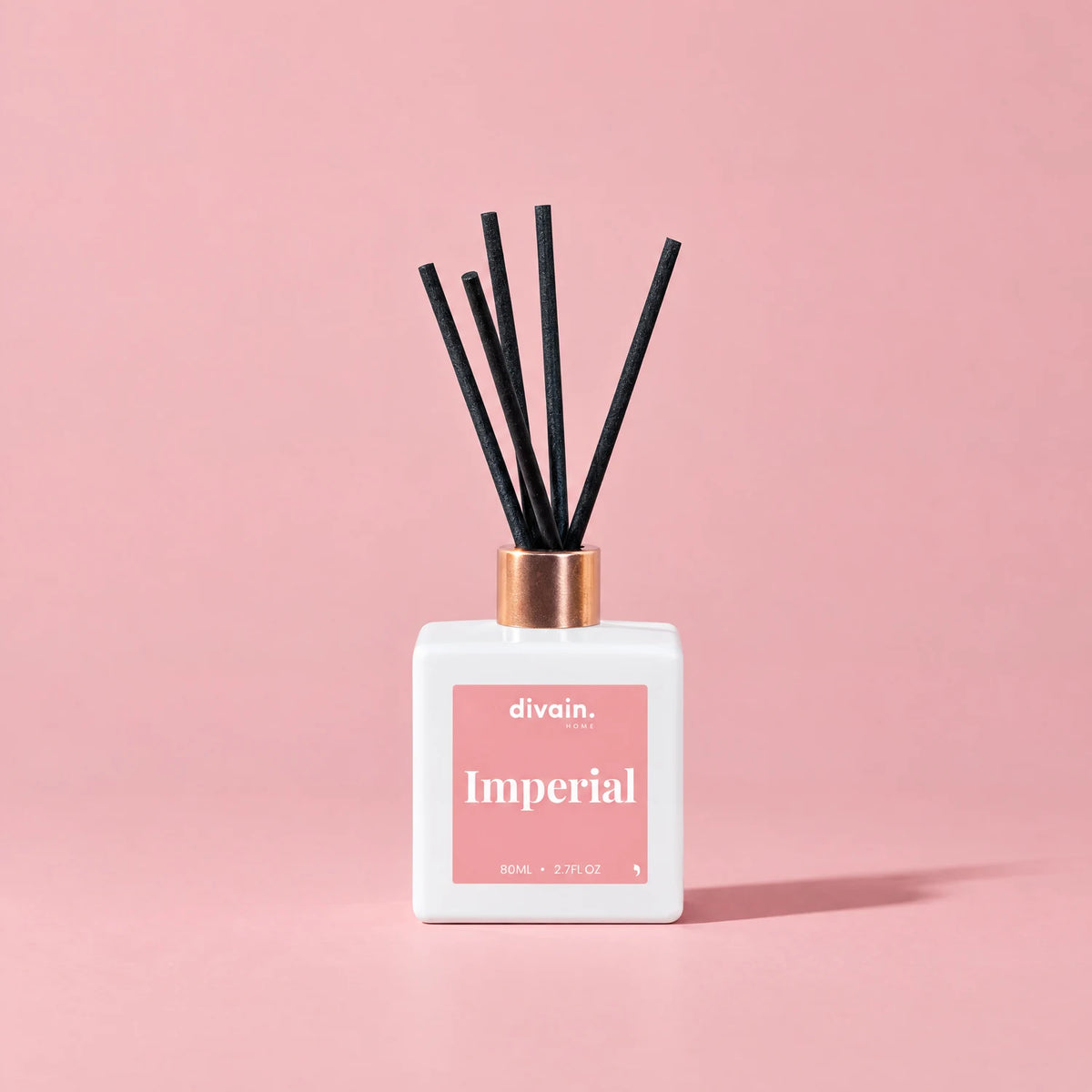 Ambientador mikado Imperial de divain. sobre fondo rosa