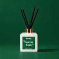 Ambientador mikado Green Dao de divain. sobre fondo verde