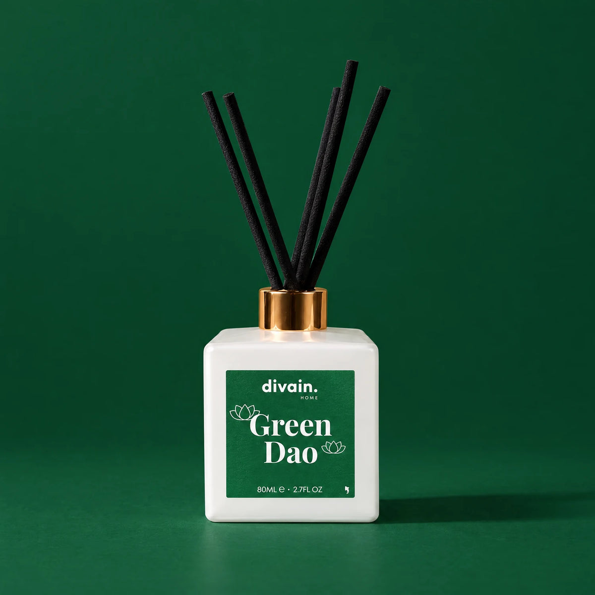 Ambientador mikado Green Dao de divain. sobre fondo verde