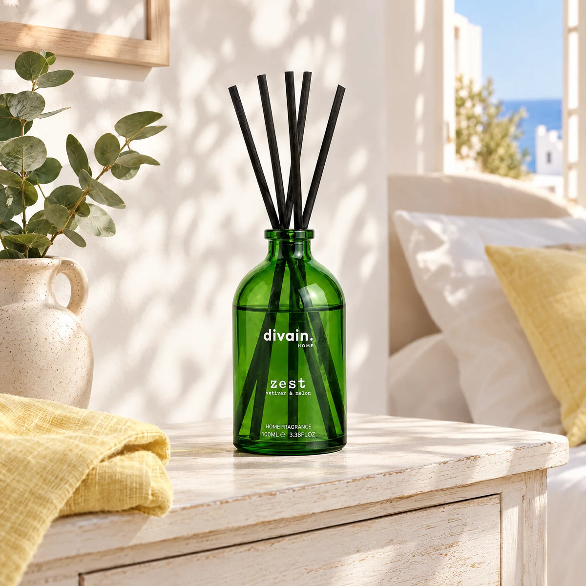 Mikado Zest de divain. en la cómoda de un dormitorio mediterráneo