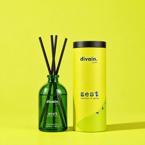 Ambientador mikado Zest de divain. con su tubo sobre fondo verde lima