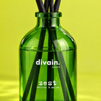 Detalle del frasco de vidrio verde y las varillas del mikado Zest