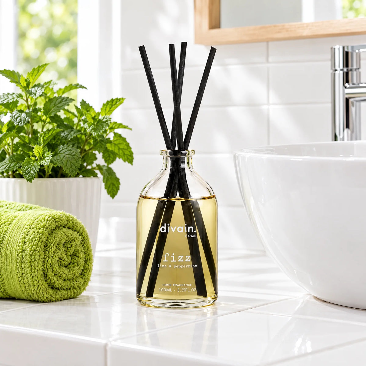 Mikado Fizz de divain. en la encimera del baño